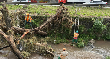 Prefeitura retira 60 toneladas de resíduos e desobstrui córregos após fortes chuvas em Goiânia